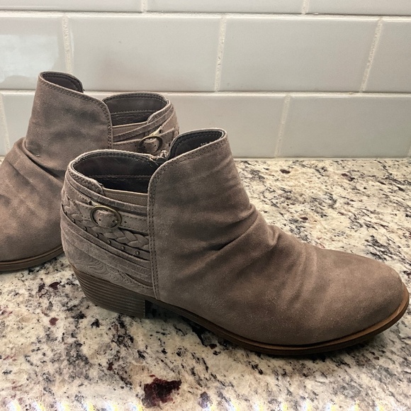 Brown Beige SUEDE BOOTIES SIZE 6.5 Women’s Ankle Boots SUPER CUTE Like NEW - Picture 1 of 3